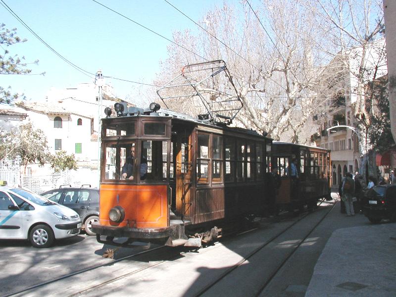 Mallorca,Sollr Tramway  Orangen Express  vor dem 
Sollrbahnhof,eben angekommen vom Hafen,am 04.03.03