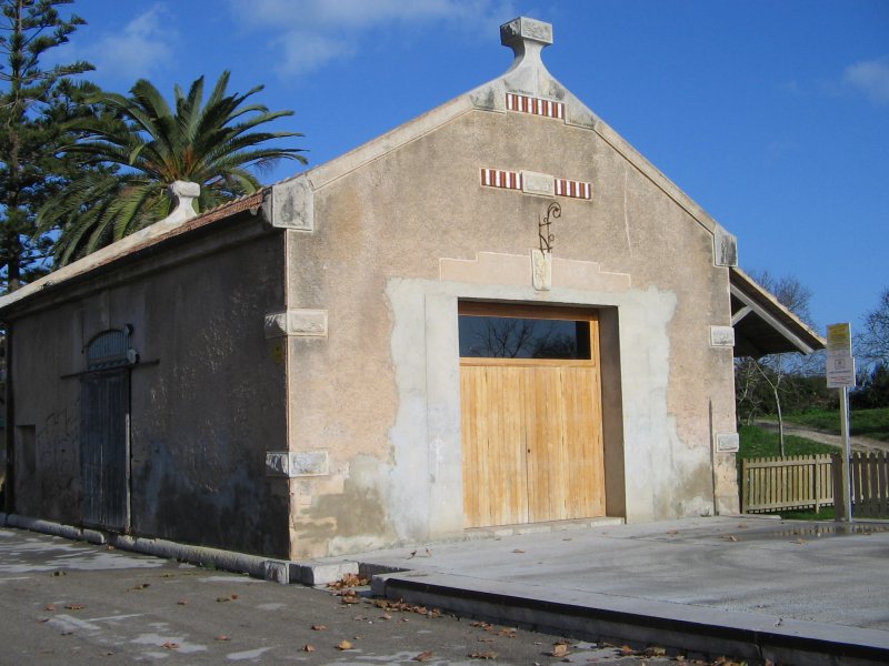 Mallorca/Son Servera,03.01.06,Gterschuppen im Bf.Son Servera.