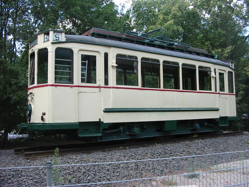 Man glaubt es kaum aber in Worms fuhren mal Stra�enbahnen, aber das war um 1930, das ist die letzt Stra�enbahn die es �berlebt hat, sie steht jetzt im Tierpark von Worms.