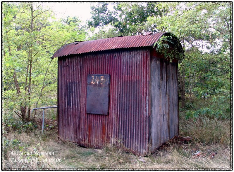 Man glaubt heutzutage kaum, an welchen im Wald versteckten Stellen frher einmal Bahnbergnge waren. Diese Wellblechbude hier gehrt zur Bahnstrecke Falkenberg/E. - Jterbog (Berlin-Anhaltiner Bahn) und befindet sich nrdlich von Falkenberg/E. vor Grorssen. ehem. Po 243