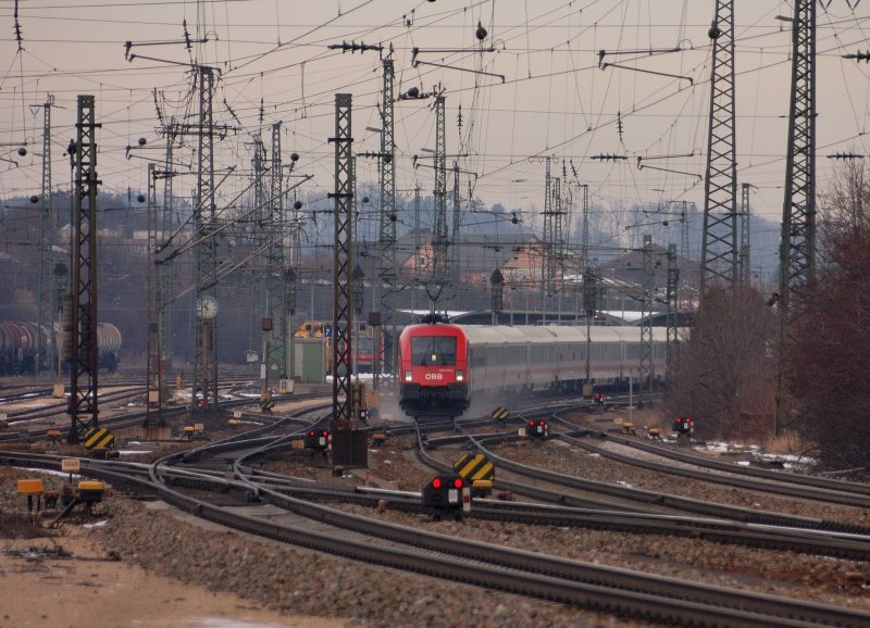 Man hrte nur schnell hintereinander folgende Warnpfiffe durch den Bahnhof und das Vorfeld von Treuchtlingen hallen. Mit qualmenden Radreifen bremste sich dieser ICE-Ersatz fast bis zum Stillstand durch sein Durchfahrtsgleis... Ursache blieb leider verborgen. (Dez. 2008)