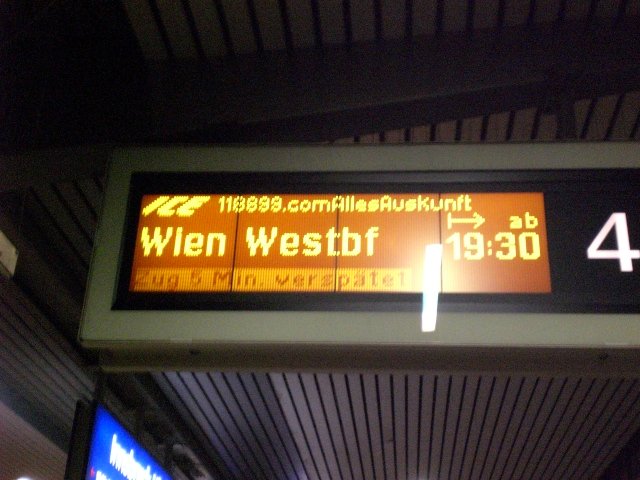 Man ist ja bei der BB in Sachen Namen vieles gewhnt, aber dass ist dann doch nach meinem Geschmack schon ziemlich unpassend fr einen Zug. Da kommt dann die Ansage ICE 661 118899.comAllesAuskunft... da denkt man doch an ICE 661118899...
Innsbruck 8.11.2008