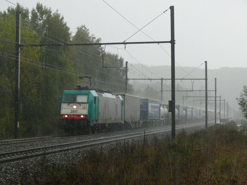 Man kann nicht immer nur Schnwetterfotos machen. In der Linken der Schirm, in der Rechten der Fotoapparat. Frage mich nur, was sich der Tf der 2811 gesagt hat, als er mich so ausgerstet im strmenden Regen gesehen hat. Die Aufnahme entstand am 11/10/2009 in Remersdael.