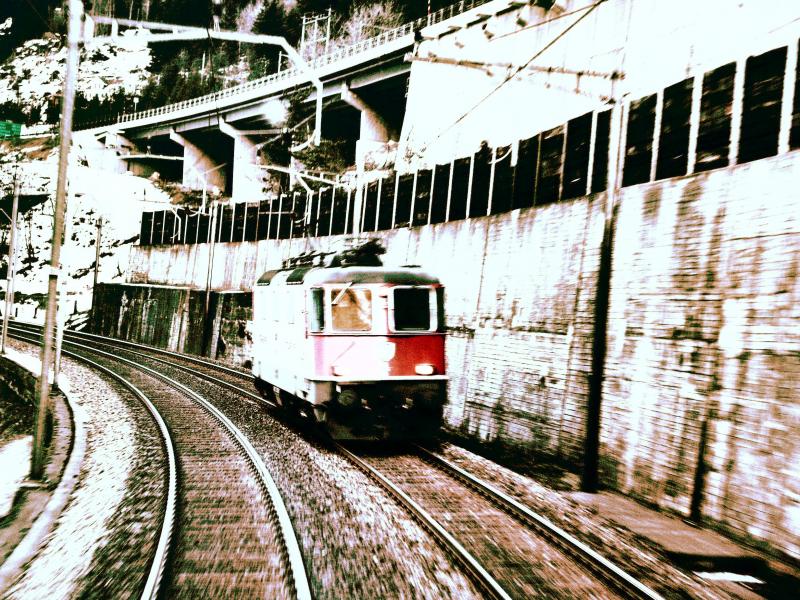 Man knnte meinen, es sei ein Gemlde. Ist es aber nicht, es ist eine Foto welches ich am 12.1.05 aus einem Fhrerstand einer Re 4/4 gemacht habe und ein wenig daran herum gebastelt habe. Das Foto ist kurz vor der bekannten Wattingerkurve am Gotthard entstanden.


