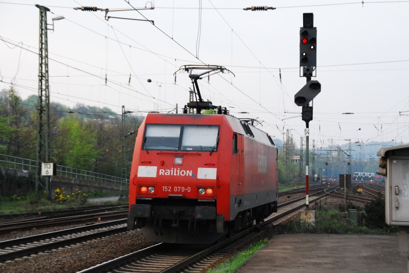 Man merkt, das es bei der Bahn kein Punkte-Register in Flensburg gibt. Fahren  bei Rot  scheint erlaubt zu sein !?!? Zumindest hatte man bei der 152 079-0 der Railion in Bielefeld-Brackwede nichts dagegen, als sie das Haltesignal in Rotstellung in Fahrtrichtung Bielefeld passierte. 