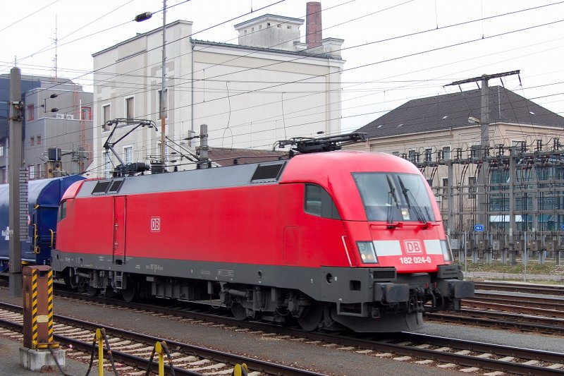 Man mu erst nach sterreich fahren, um eine der seltenen BR 182 zu sehen. Hier 182 024-0, also die Vorletzte ihrer Baureihe. Bemerkenswert das kleine DB-Logo an der Seitenwand und nicht das  Railion - Pflatscherl , wie unsere Nachbarn zu sagen pflegen. 