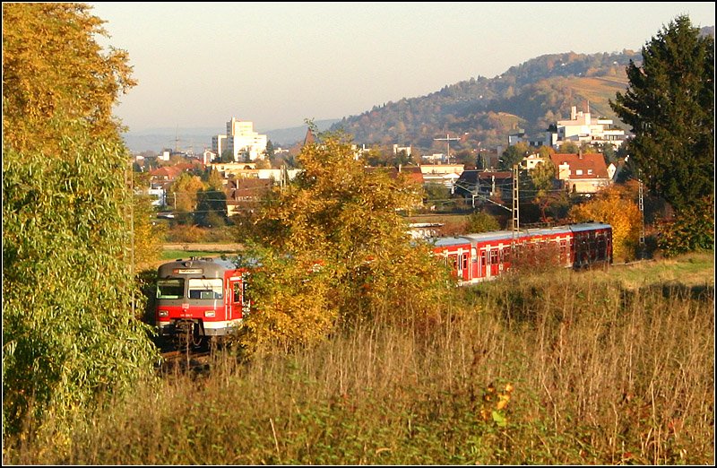 Man muss nicht immer alles sehen: Eine S-Bahn der Linie S2 mit etwas eigenwilliger Farbverteilung auf der Front bei Weinstadt-Endersbach im Remstal. 28.10.2005 (Matthias)