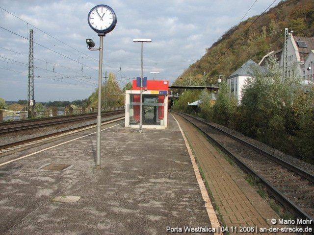 Man nehme einen DB Pluspunkt, eine Uhr und Lautsprecher und fertig ist der Bahnhof Porta Westfalica. Unzumutbar ist der Hhenunterschied zwischen Bahnsteig und der ersten Trittstufe.