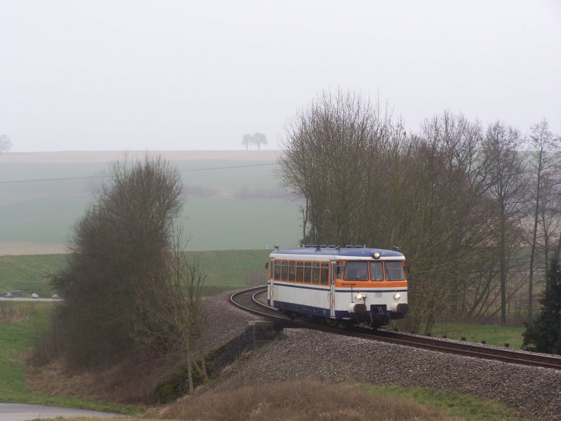 MAN Schienenbus fhrt in wenigen Minuten in den Bahnhof Neckarbischhofsheim Nord ein,hier in einer Steigung kurz vorm Bahnhof.