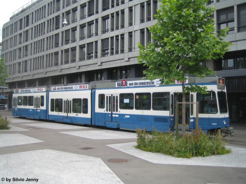 Man setze das Augenmerk bei der Snfte 2102 nicht auf die verdeckte Front, sondern auf die Seite. Dort fllt auf, das die auffllige Linientafel fehlt. Dafr hat diese Snfte neue LCD-Anzeige (im mittleren Fenster im vordersten Fahrzeugteil) erhalten. Diese Methode soll die Flexibilitt der VBZ-Fahrzeuge ermglichen. Obwohl die Kundeninfo sehr darunter leidet.