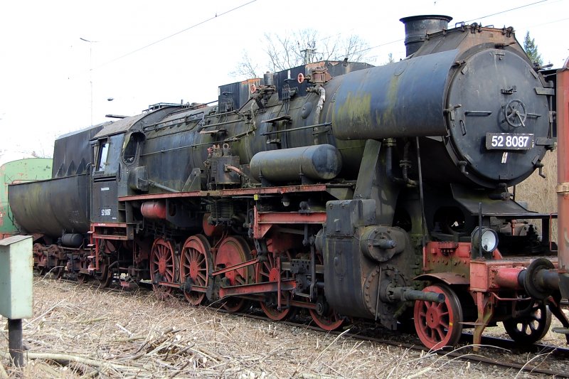Man sieht es ihr an..die lange Abstellzeit im Freien ist auch an 52 8087 nicht spurlos vorbergegangen. Schade da so ein DR-Relikt nicht einmal einen trockenen und korrosionshemmenden Unterstand hat. Und so steht sie traurig im  Aufarbeitungsgleis  mit diversen anderen  Ur-Viechern  der Eisenbahngeschichte..zu sehen 4 km nach dem Bahnhof Gnzburg Fahrtrichtung Mnchen.