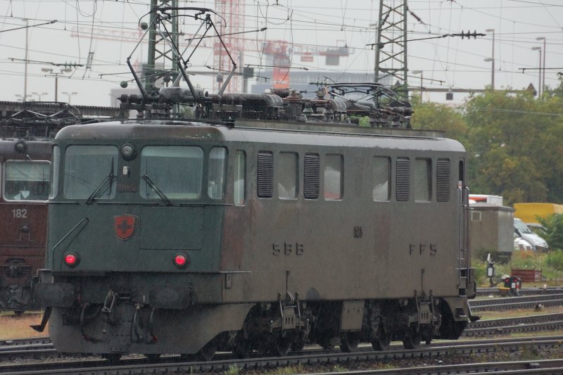Man sieht ihr das Alter an... grere Rostflecken am seitlichen Blechkleid zeugen von intensiver und hufiger Nutzung.. Ae 6/6 11465 als Lokzug durch Basel-Bad... (12.08.2008)