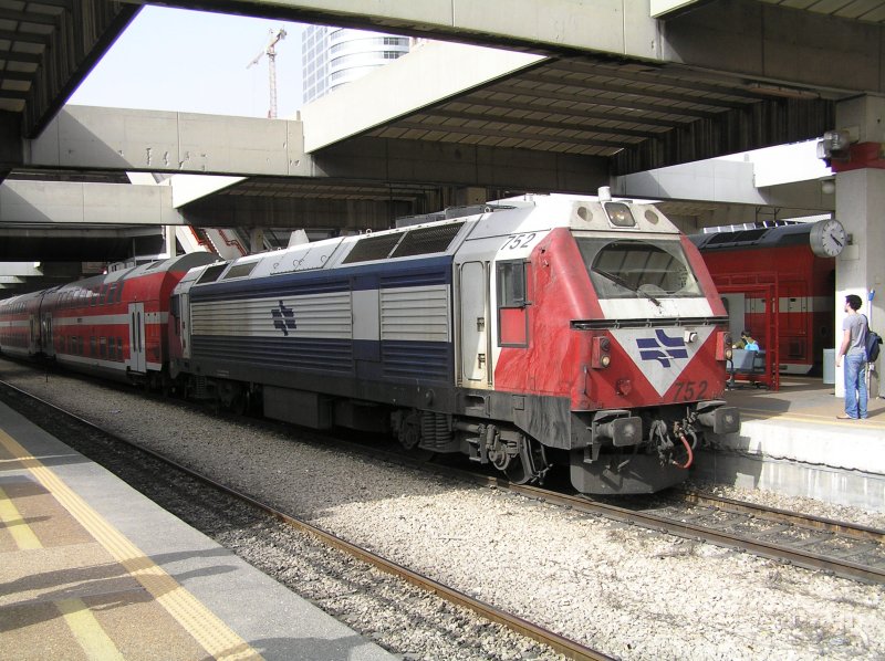 Man sieht Lok 752 mit ihrem Regionalzug Binyamina - Lod am 06.05.2007 in Tel Aviv Merkaz an, das es schon lnger nicht geregnet hat. Whrend der Sandbehlter der Lok wohl seltener nachgefllt werden mu, gilt die Aufmerksamkeit wohl eher dem Fllstand der Scheibenwaschanlage.
