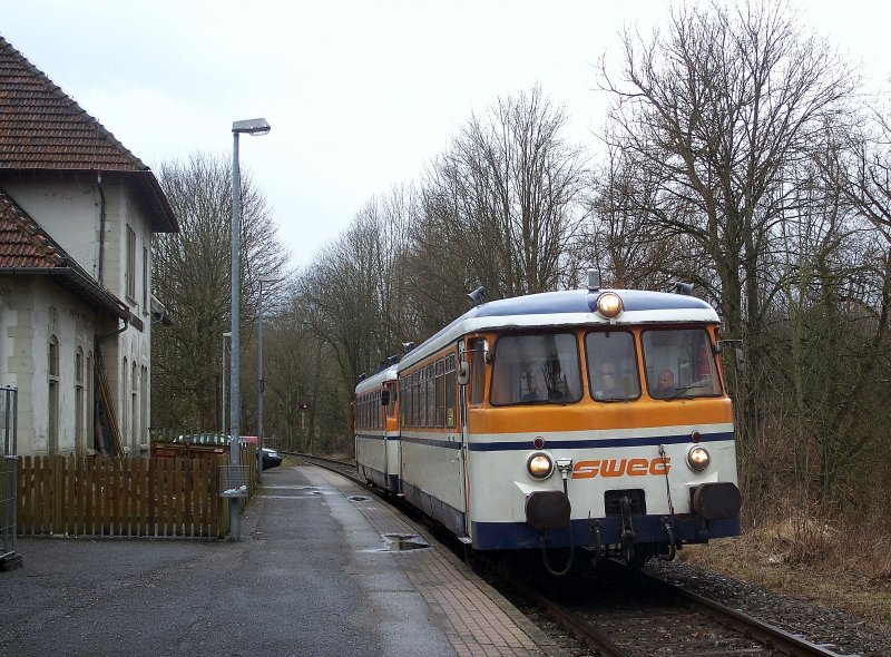 MAN VT 27 und VS 142 am 06.02.08 beim Zwischenhalt in Neckarbischofsheim Nord. Ziel des Zuges war Aglasterhausen. Auf der anderen Seite des Bahnhofes fahren die zwei Zge nach Hffenhardt ab.
