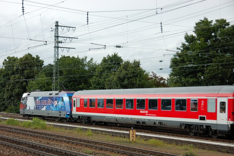 Manchmal lohnt es sich zu warten: 101 070-1  Adler Mannheim  vor dem  Mnchen-Nrnberg-Express .