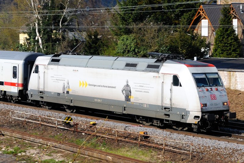 Manchmal wartet man auf etwas anderes und wird mehr als positiv vom Unerwarteten berrascht: 101 034-7  in form , die neueste Werbe-101, zieht einen Intercity Richtung Mainz, kurz vor Boppard. (April 2009).