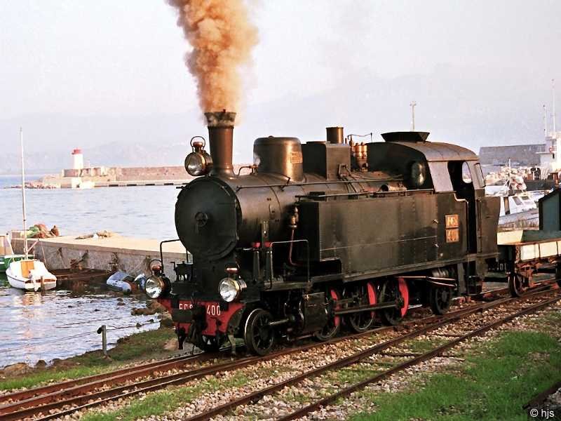 Mandas - Arbatax. Lok FCS 400 (Officine Reggiane 133/1931) steht in der Morgensonne am Hafen von Arbatax (13. September 1989).