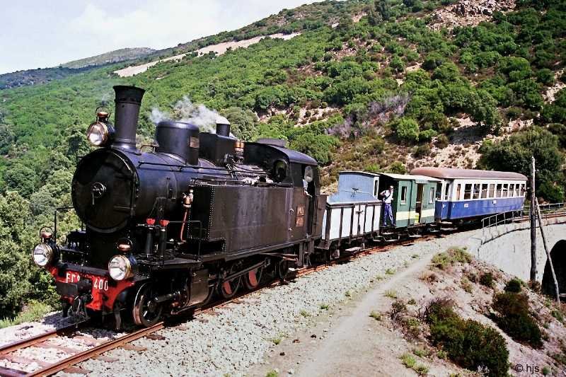 Mandas - Arbatax. Sonderzug mit Lok FCS 400 in der Bergeinsamkeit zwischen den Bahnhfen Villagrande und Gairo (13. September 1989)