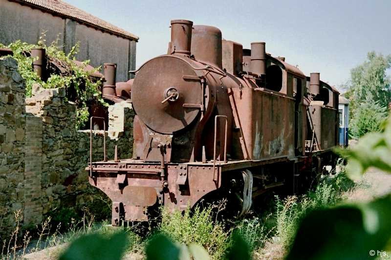 Mandas - Sorgono. Abgestellte Dampflokomotiven in Mandas, rechts zwei Maschinen aus der 1914 von Breda an die FCS (Nr. 1 - 7) gelieferten Serie (14. September 1989).