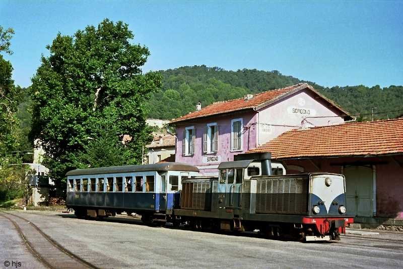 Mandas - Sorgono. Lok LDe 614 mit Wagen V2D 933 in Sorgono (14. September 1989)