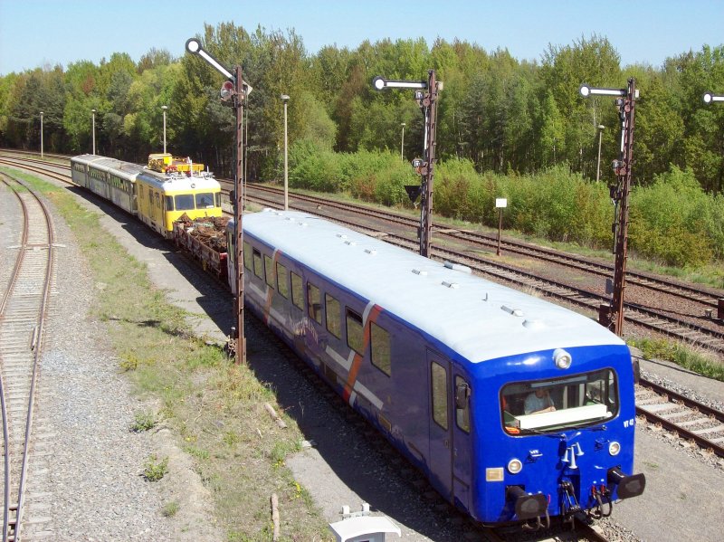 Mandaubahn mit Allerlei Schrott auf den Weg in die Heimat. Durchfahrt Cunnersdorf am 21.04.09