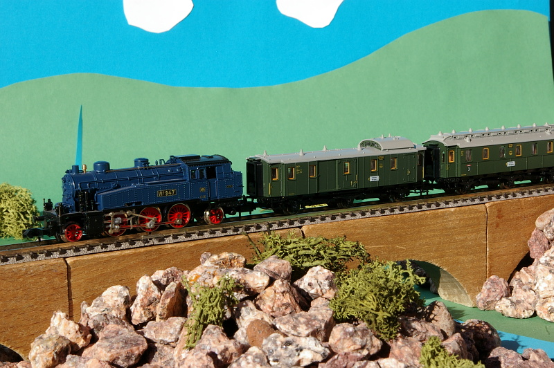 Mangels einer eigenen Modellbahnanlage ist mir die Idee gekommen, mit Baukltzen , Steinen, Islandmoos und Fotokarton eine kleine Szenerie zu bauen. Auf dieser kleine Brcke ist nun meine badische VIc unterwegs.