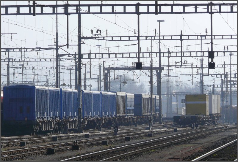 Mangels Platz in Ems Werk werden Holzhackschnitzel-Container in Landquart zwischengelagert. (01.11.2007)