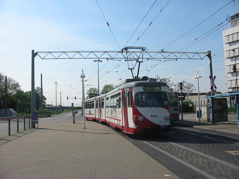 Mannheimer Straenbahn des OEG, bei der Einfahrt von Heidelberg Hbf.