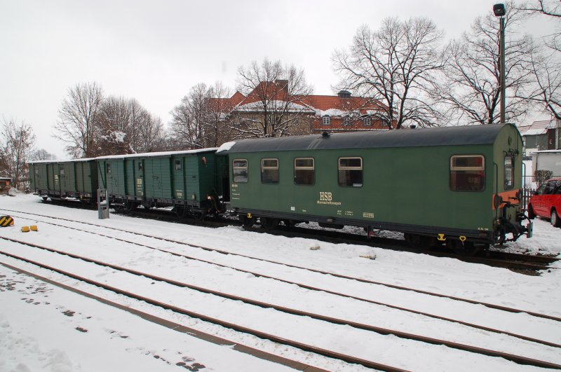Mannschaftswagen und zwei G�terwagen der Harzer Schmalspurbahnen; Bf. Werningerode-Westerntor; 22.02.2006.