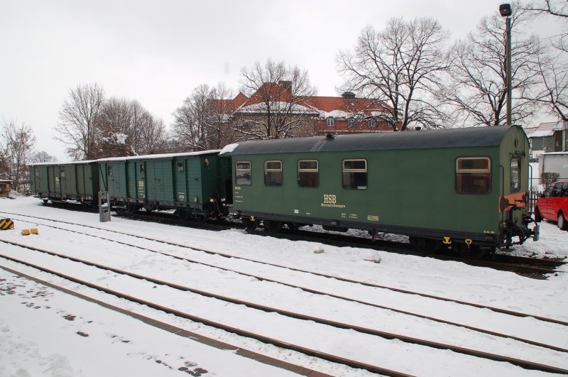 Mannschaftswagen und zwei Gterwagen der Harzer Schmalspurbahnen; Bf. Werningerode-Westerntor; 22.02.2006.