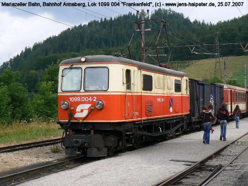 Mariazeller Bahn, Bahnhof Annaberg. Soeben eingefahrender Zug aus Sankt Plten mit Ziel Mariazell. Lok 1099 004  Frankenfeld  bespannt diesen Zug. Foto: 25.07.2007
