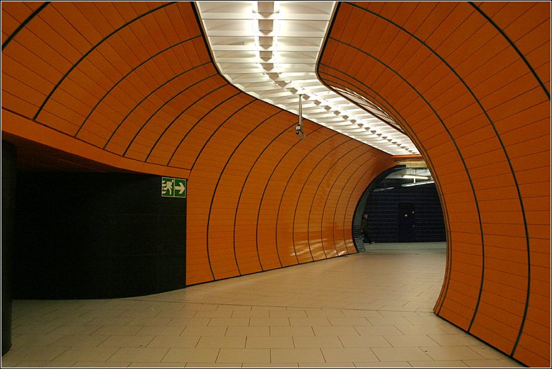 Marienplatz Linie U3/6 - 

Am 29.05.2006 wurden die Bahnsteigerweiterungen am Marienplatz freigegeben. 
Parallel zu den beiden Bahnsteigröhren wurden zwei weitere Tunnelröhren in das Erdreich gebohrt. Diese sollen zu einer besseren Verteilung der Fahrgäste an diesem zentralen Umsteigeknoten verhelfen. Die neuen Röhren laufen durch den Knick direkt auf die Rolltreppen zu den beiden S-Bahnebenen zu. Die Umsteiger erhalten dadurch von den Fahrgästen, die hier ihr Ziel haben, getrennte Wege. 

03.04.2007 (M)