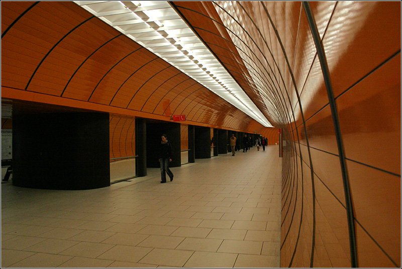 Marienplatz Linie U3/6 - 

Blick in einer der neuen Tunnelröhren tief unter dem Münchener Rathaus. Durch seitliche Öfffungen werden die eigentlichen Bahnsteigröhren angeschlossen. 

03.04.2007 (M)