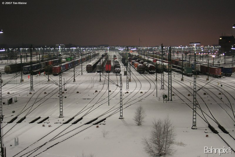 Maschen Rbf bei Nacht, Eis und Schnee. Aufgenommen am Abend des 09.02.2007. www.bahnpix.de