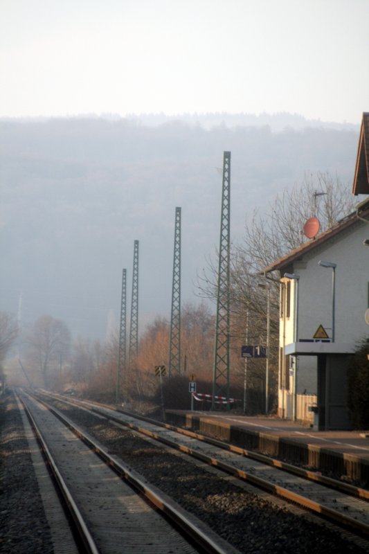 Masten fr die Elektrifizierung am Bahnhof Mauer. Blickrichtung Westen und Fahrtrichtung Heidelberg. Bild aufgenommen am 3.2.09.