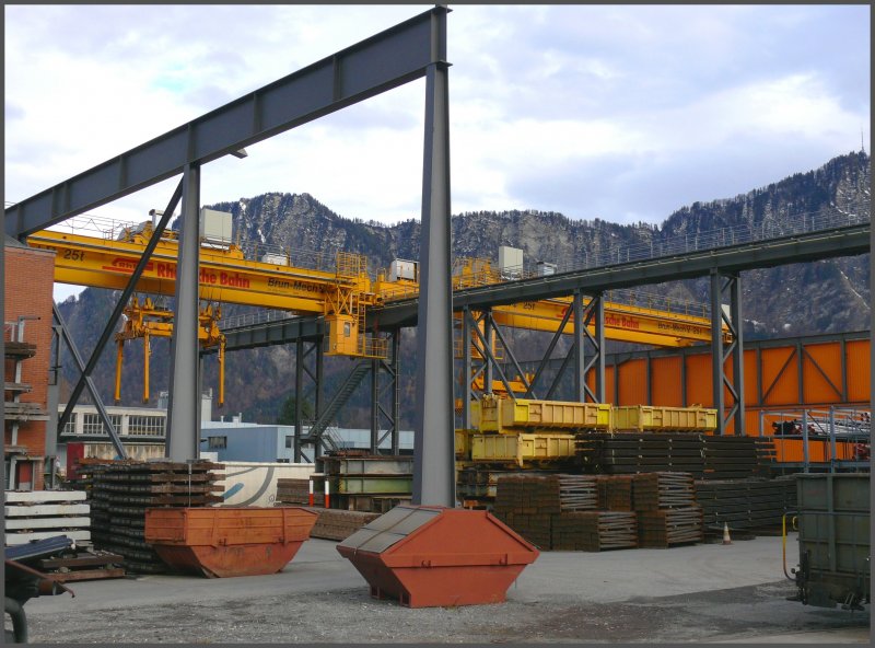 Materiallager neben den grossen Portalkrnen in Landquart. 21.11.2007