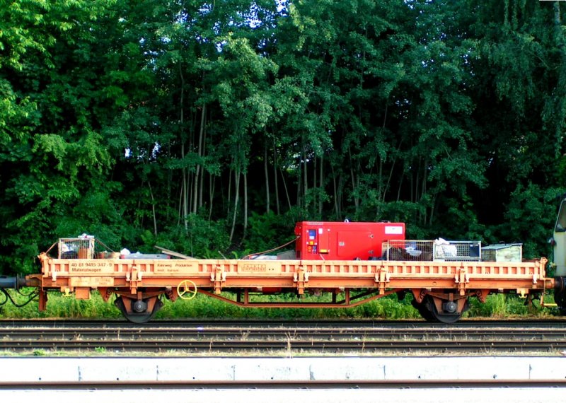 Materialwagen(40819415347-9, Heimatbf.Bad Ischl)steht mit einer Robel69.50 Einheit am Bhf. RIED i.I.; 080612