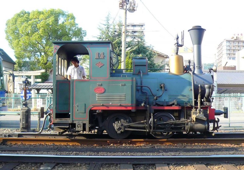 Matsuyama Strassenbahn, die Bocchan-Z�ge: Lok Nr. 14, das einzige Fahrzeug, dessen Vorbild (von 1908) heute nicht mehr existiert. Die Lok wird zwar mit Diesel betrieben, doch geben Lautsprecher Original-Dampflokger�usche ab, und auch das Austreten von Dampf ist t�uschend echt. D�go Onsen, 17.September 2009. 