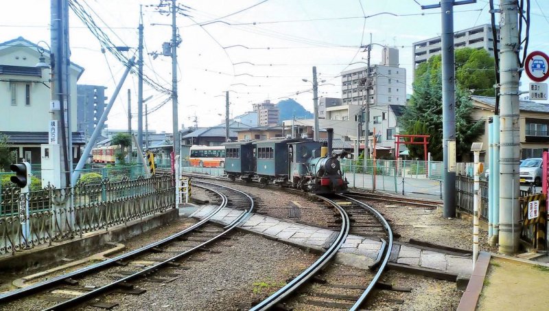 Matsuyama Strassenbahn, die Bocchan-Zge (oder Botchan-Zge):Botchan ist ein berhmter Roman von 1906, in dem geschildert wird, was ein vornehmer junger Herr aus Tokyo erlebt, als er als Lehrer nach Matsuyama geschickt wird. Dort bentzt er die damalige kleine Feldbahn, um in seine geliebten heissen Quellen nach Dgo zu gelangen. 2001/2 entstanden nun diese Botchan-Zge genau nach dem Vorbild der Originalfahrzeuge, aber mit Dieselantrieb. Der eine Zug mit Lok Nr. 1 hat gerade gewendet, d.h. die Lok kann hochgestemmt und per Hand um 180 Grad gedreht werden. Dgo Onsen, 18.September 2009. 
