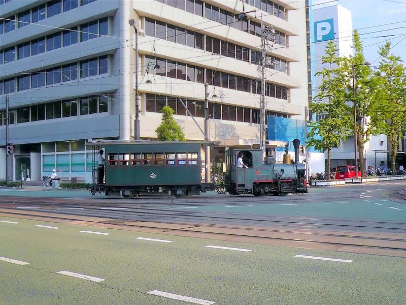 Matsuyama Strassenbahn, die Bocchan-Z�ge: Wagen 31, zur Lok 14 geh�rend, stammt auch von 2001; das Vorbild ist von 1911. An Sonn- und Feiertagen werden bis zu 17 Fahrten nach D�go Onsen unternommen. Wagen 31 hat seinen (nat�rlich nicht originalgetreuen) Pantographen f�r die Weichenstellungskontakte gehoben. Aufgenommen in der N�he des Stadtbahnhofs Matsuyama, 17.September 2009.  