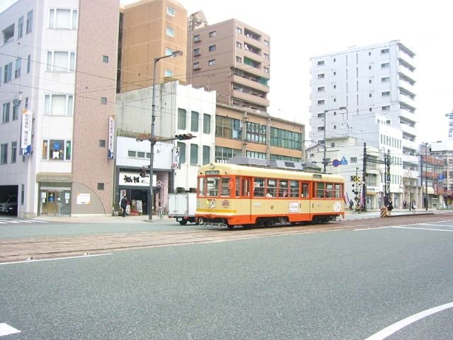 Matsuyama Strassenbahn (Insel Shikoku): Ein Wagen des Typs 2000 (2002-2006) - diese Wagen wurden als 2001-2006 im Jahre 1963/4 fr die Stadt Kyoto gebaut und 1978 nach Einstellung des Betriebs dort (und nach Umspurung von 1435 auf 1067mm) nach Matsuyama abgegeben. 8.April 2008. 