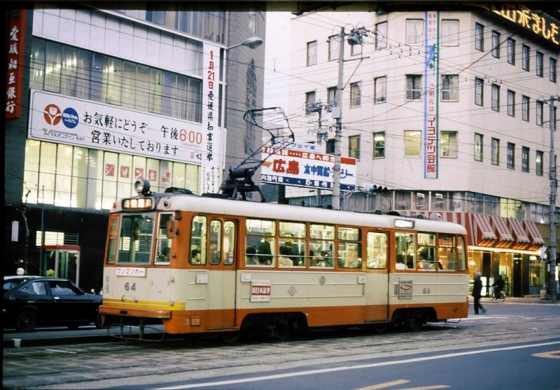 Matsuyama Strassenbahn (Insel Shikoku): Wagen 64 aus der Serie 62-69, gebaut 1960. 4.Januar 1979 in der Innenstadt. 