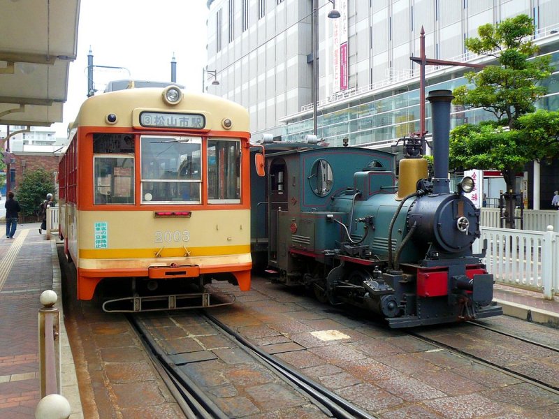 Matsuyama Strassenbahn, Serie 2002-2006: Diese Wagen waren die letzten fr die Strassenbahn Kyoto gebauten Wagen (1963/4). Nach der vollstndigen Betriebseinstellung dort kamen sie (nach Umspurung von 1435mm auf 1067mm) 1978 nach Matsuyama; 2001 ist in Kyoto geblieben. Aufnahme von Wagen 2003 mit Lok 1 am Stadtbahnhof Matsuyama, 18.September 2009.