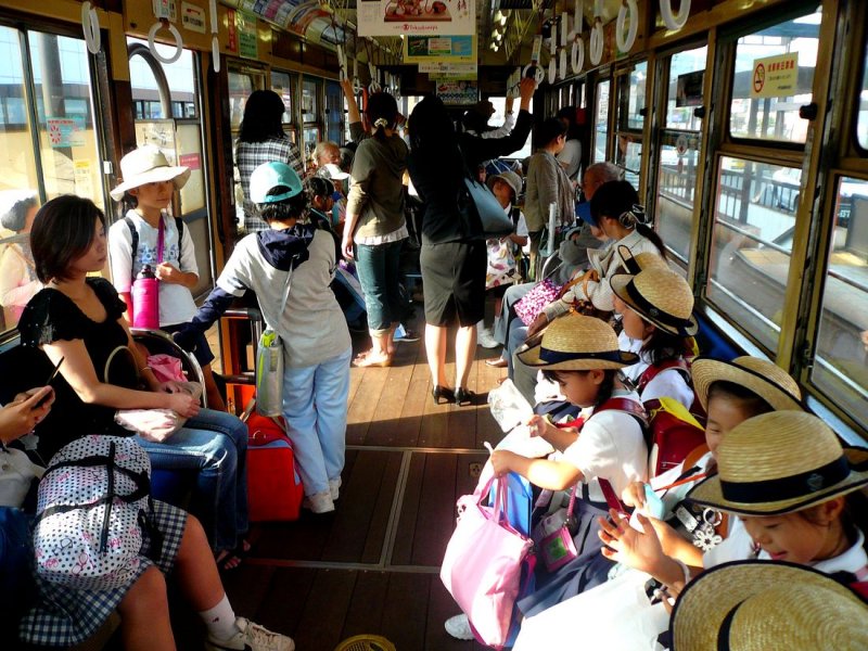 Matsuyama Strassenbahn, Serie 51-61: Blick ins Innere des Wagens 58. Der Grundsatz der japanischen Strassenbahnen lautet  einfach, dafr billig ; der Einheitstarif betrgt 140 Yen, ca. 1 Euro. 18.September 2009.  