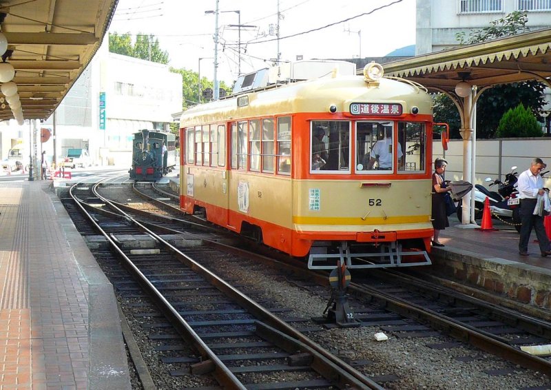 Matsuyama Strassenbahn, Serie 51-61: Der frisch gestrichene Wagen 52 an der Endstation Dgo Onsen, 17.September 2009.