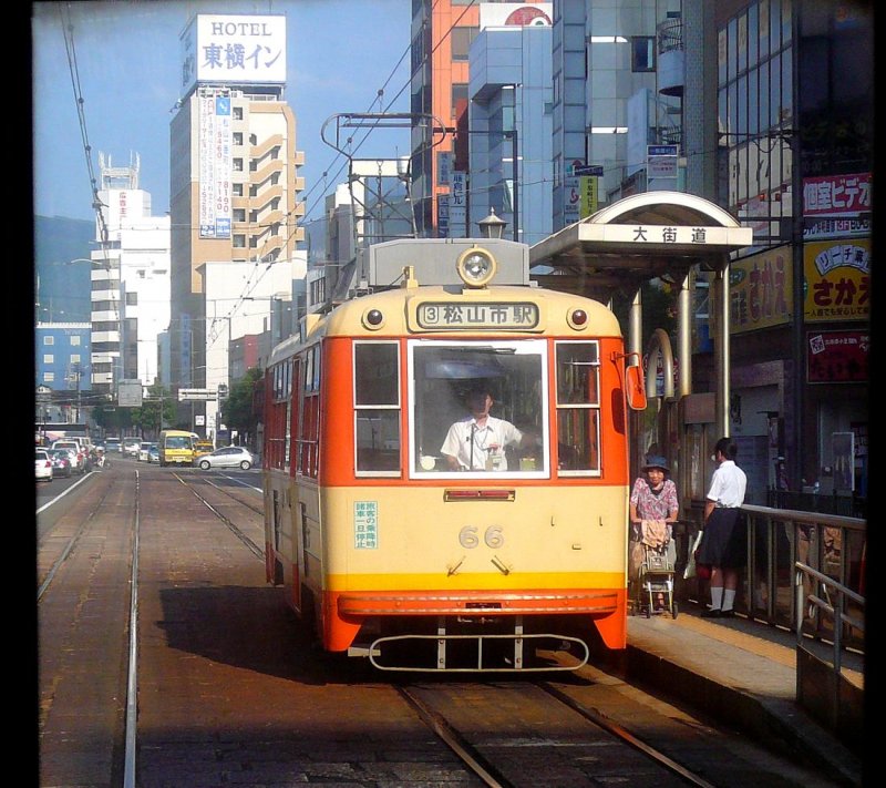 Matsuyama Strassenbahn, Serie 62-69:　Wagen 66 kommt in der Innenstadt entgegen. kaid, 17.September 2009. 