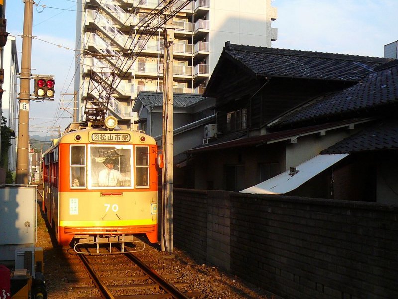 Matsuyama Strassenbahn, Serie 70-78: Wagen 70 auf einer Einspurstrecke im alten Stadtteil Honch Rokuchme, 17.September 2009. 