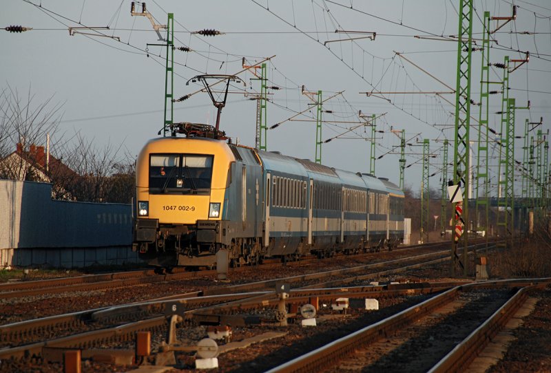 MAV 1047 002 mit Eurocity 968  Franz Lehar  nach Wien Westbahnhof kurz vor Hegyeshalom. Das Foto entstand am 16.03.2009.