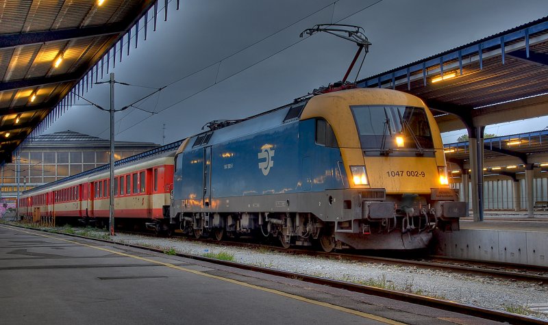 MAV 1047 002 vor Euregio nach Ungarn in Wien Sdbahnhof, Ostseite.