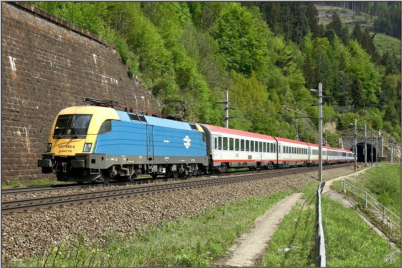 MAV 1047 004 fhrt mit EC 531  Stadttheater Klagenfurt  von Wien Sd nach Lienz.
St.Michael/Obersteiermark 3.5.2009